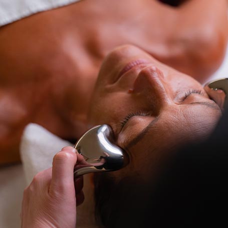 Découvrez le Glacier Glow : Un Soin Signature Inspiré de l'Islande au Spa Black Door à Paris