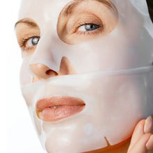 Charger l'image dans la galerie, Masque Hydrogel Réparateur BIOEFFECT appliqué sur le visage pour apaiser et hydrater la peau sensible

