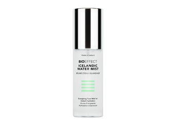 Brume d’Eau Islandaise BIOEFFECT, spray hydratant pour le visage en flacon blanc avec capuchon argenté.