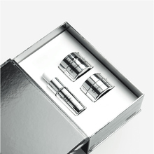 Charger l'image dans la galerie, Coffret cadeau Pure Power BIOEFFECT ouvert, présentant trois soins EGF anti-âge dans un écrin argenté.
