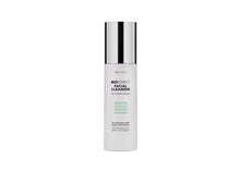 Charger l'image dans la galerie, Nettoyant Visage BIOEFFECT 120 ml, gel-lait nettoyant doux au squalane, présenté en flacon-pompe blanc et argenté.
