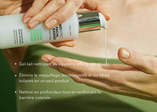 Charger l'image dans la galerie, Gel-lait Nettoyant Visage BIOEFFECT versé dans la main, pour éliminer maquillage, impuretés et filtres solaires.
