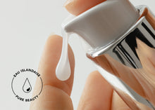 Charger l'image dans la galerie, Texture gel-lait du Nettoyant Visage BIOEFFECT au squalane, déposée sur un doigt à l’aide du flacon-pompe.

