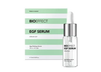 Sérum EGF BIOEFFECT 15 ml avec son flacon compte-gouttes et son étui vert et blanc, soin anti-âge hydratant aux facteurs de croissance.