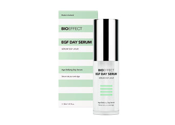 Sérum EGF Jour BIOEFFECT 30 ml, soin anti-âge hydratant pour le visage, avec son flacon et son étui vert et blanc.